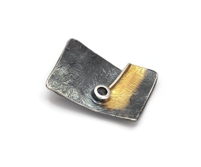 Anhänger aus vergoldetem, oxidiertem Silber mit schwarzem Diamant
