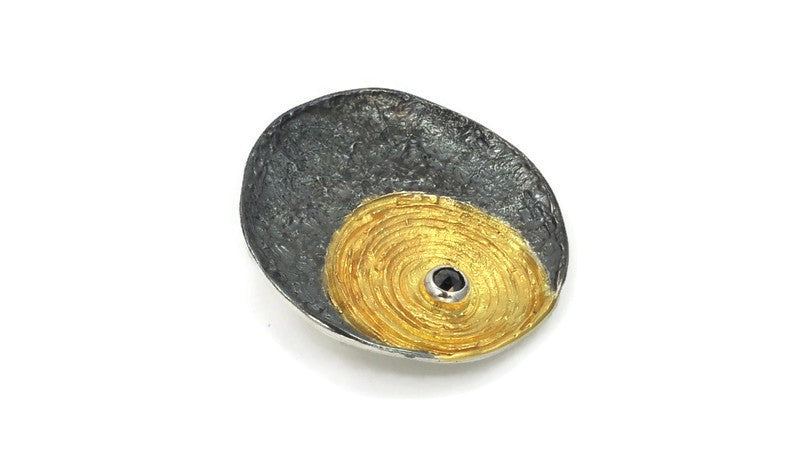 Anhänger aus vergoldetem, oxidiertem Silber mit schwarzem Diamanten