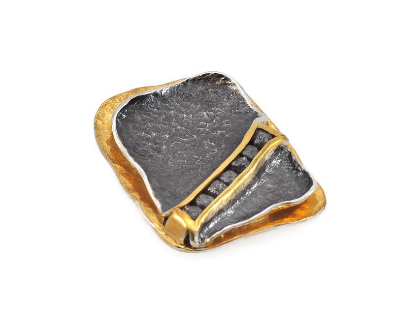 Anhänger aus vergoldetem, oxidiertem Silber mit Diamanten