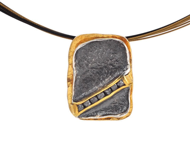 Anhänger aus vergoldetem, oxidiertem Silber mit Diamanten