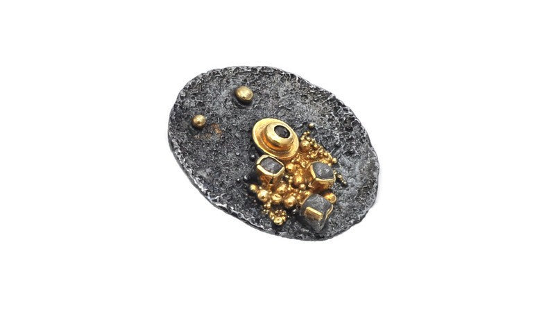 Anhänger aus vergoldetem, oxidiertem Silber mit Diamanten