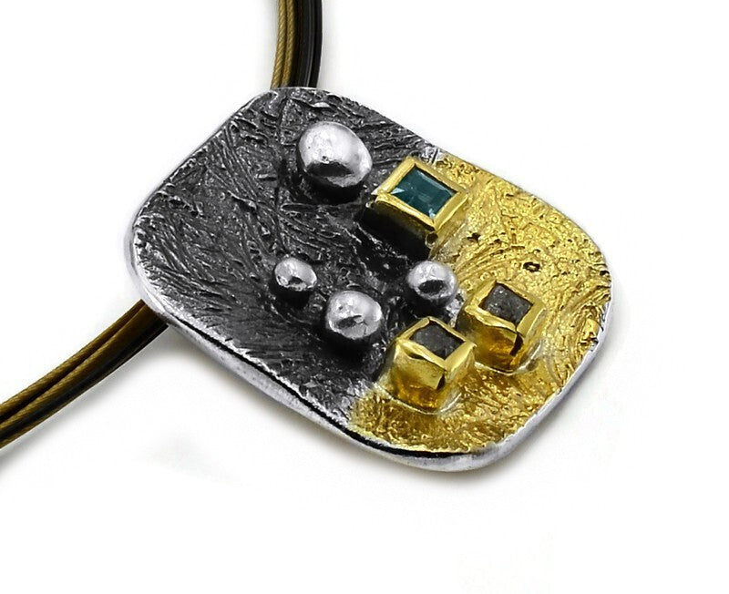 Vergoldeter Anhänger aus oxidiertem Silber mit Diamanten und Himmelstopasstein