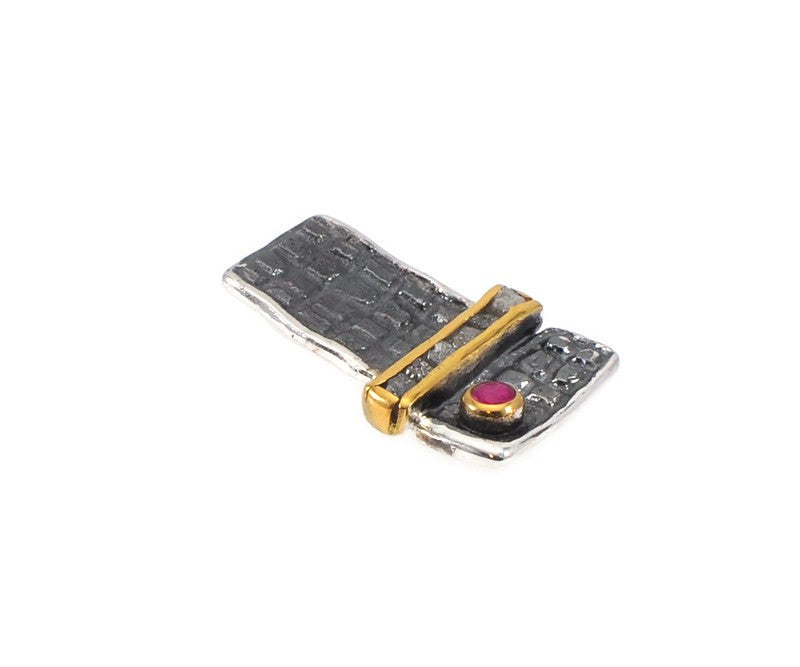 Anhänger aus vergoldetem, oxidiertem Silber mit Diamanten und Rubin