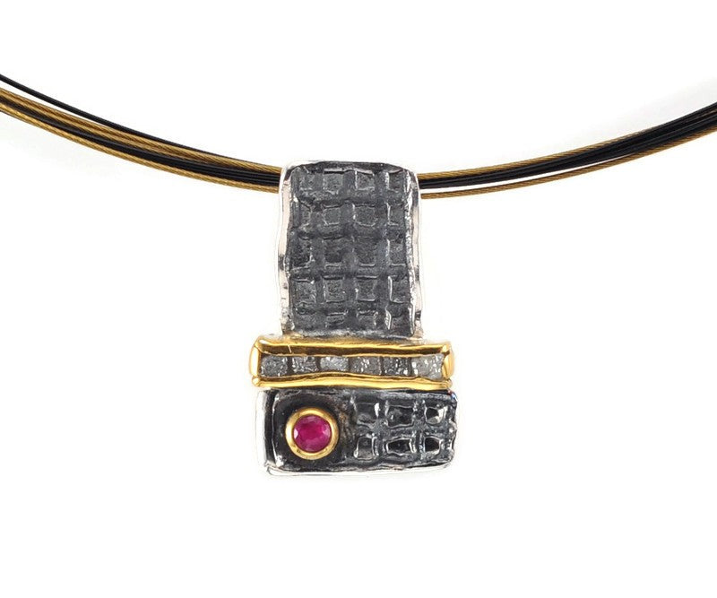 Anhänger aus vergoldetem, oxidiertem Silber mit Diamanten und Rubin