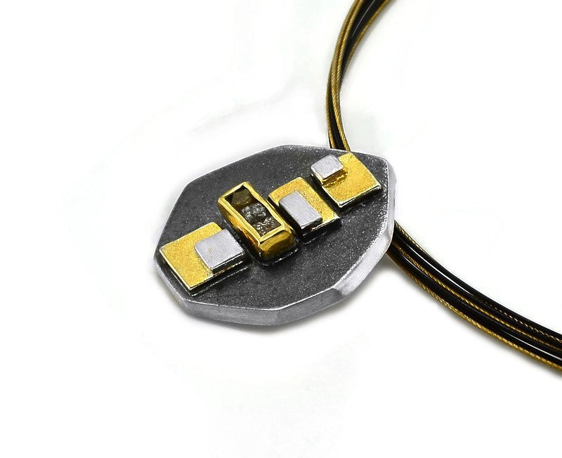 Anhänger aus vergoldetem, oxidiertem Silber mit Diamanten
