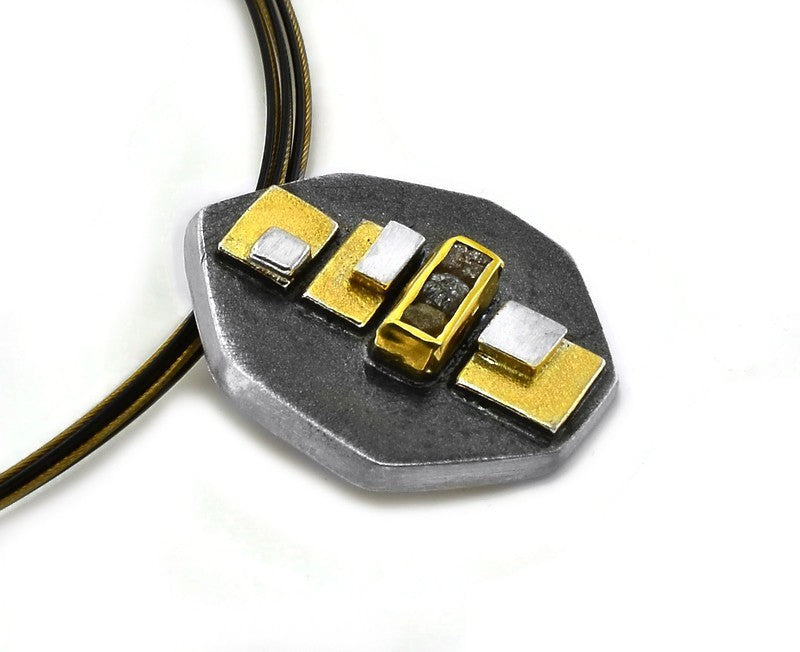 Anhänger aus vergoldetem, oxidiertem Silber mit Diamanten