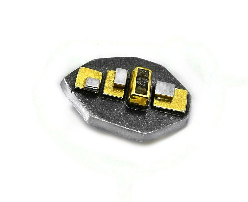 Anhänger aus vergoldetem, oxidiertem Silber mit Diamanten