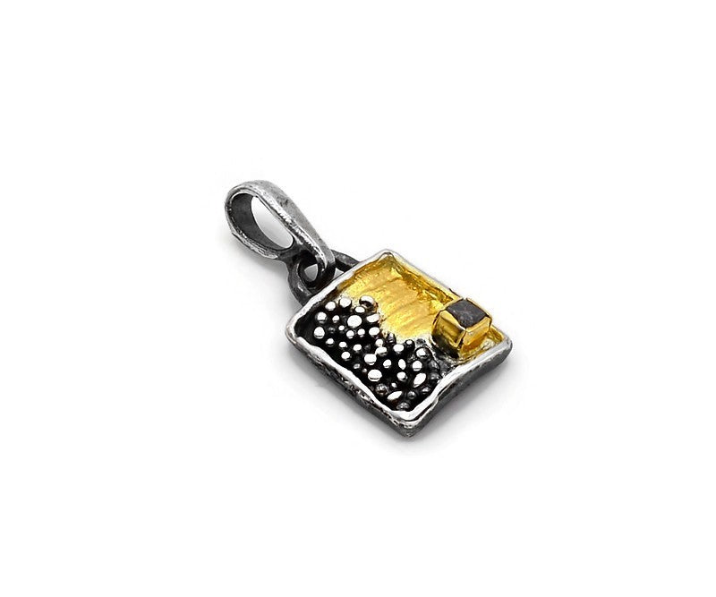 Vergoldeter Anhänger aus oxidiertem Silber mit Diamant