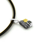 Vergoldeter Anhänger aus oxidiertem Silber mit Diamant