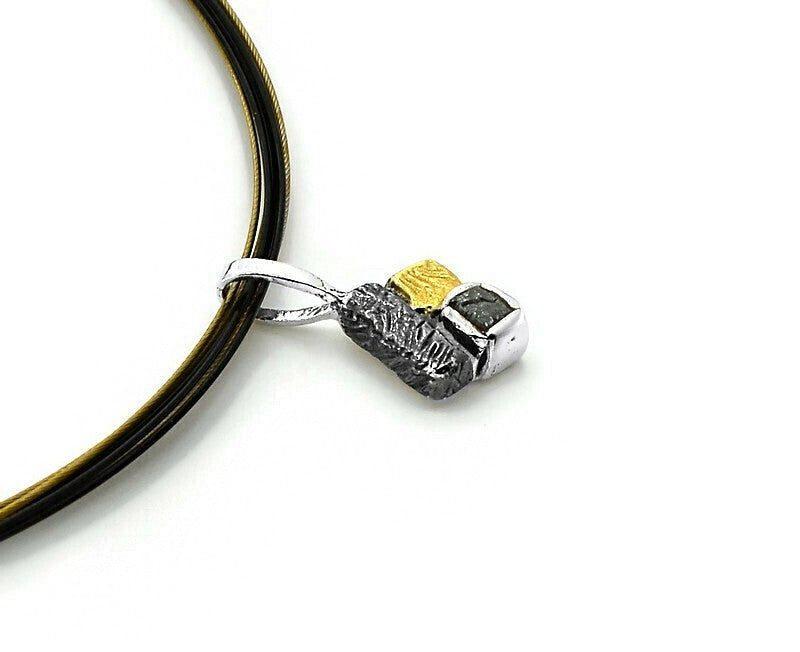 Vergoldeter Anhänger aus oxidiertem Silber mit Diamant