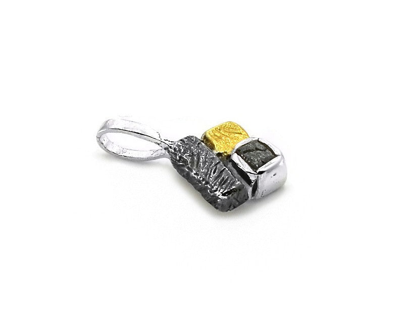 Vergoldeter Anhänger aus oxidiertem Silber mit Diamant