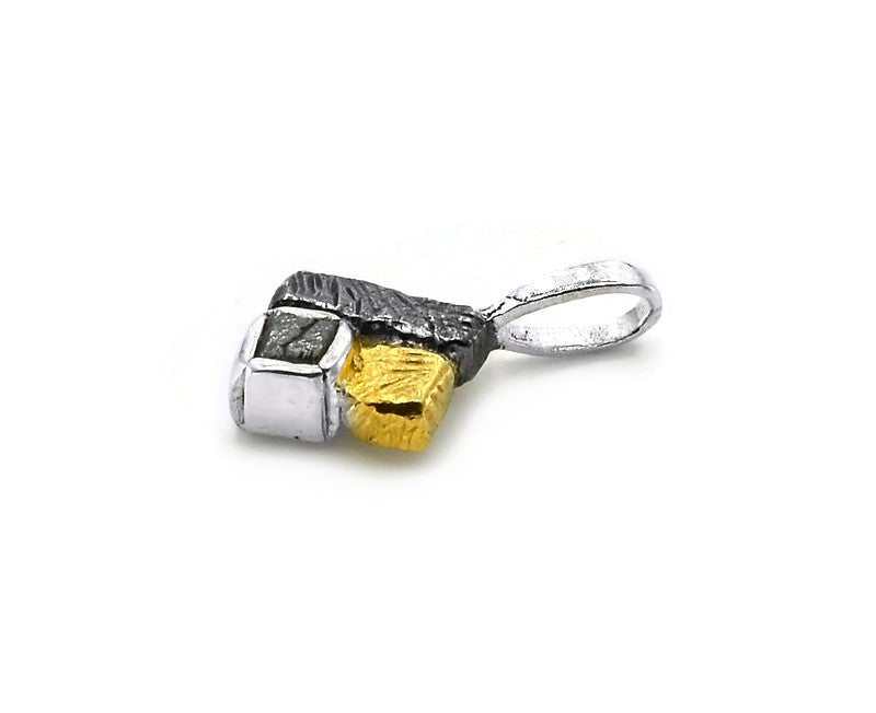 Vergoldeter Anhänger aus oxidiertem Silber mit Diamant