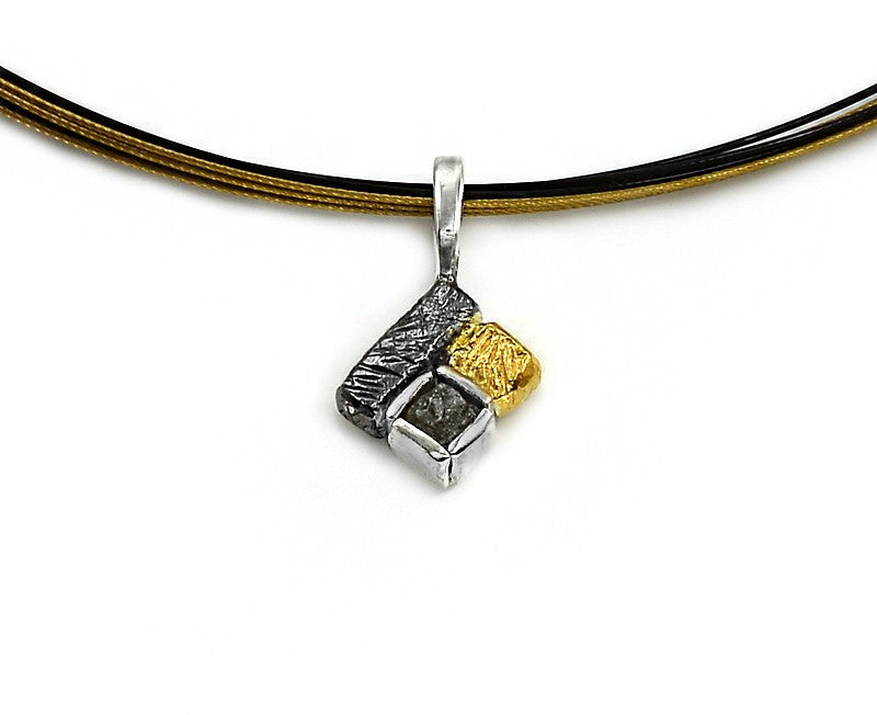Vergoldeter Anhänger aus oxidiertem Silber mit Diamant