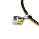 Vergoldeter Anhänger aus oxidiertem Silber mit Diamant
