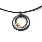 Vergoldeter Anhänger aus oxidiertem Silber mit Diamant