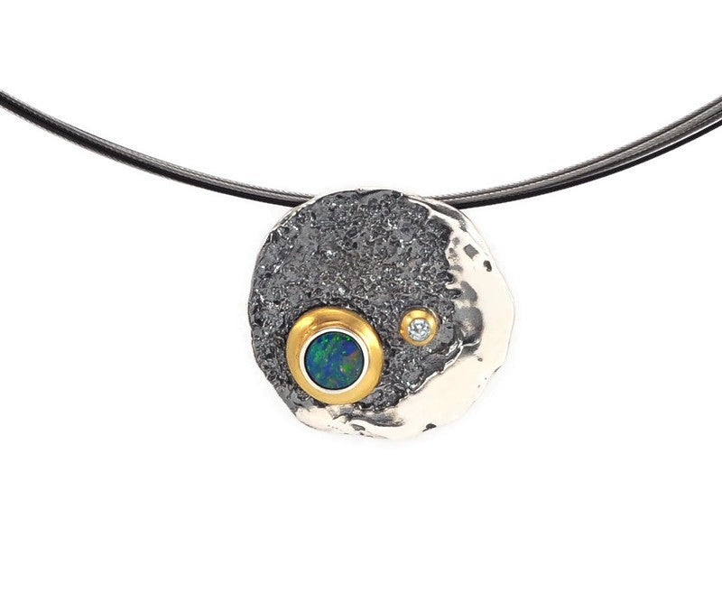 Vergoldeter Anhänger aus oxidiertem Silber mit Doublet-Opal und Blau Topas