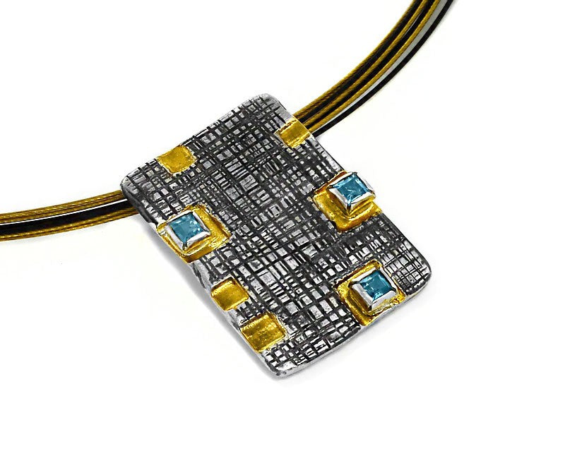 Anhänger aus vergoldetem, oxidiertem Silber mit schweizer Blau topaz