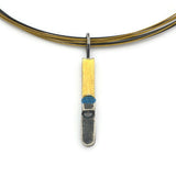 Anhänger aus vergoldetem, oxidiertem Silber mit schweizer Blau topaz