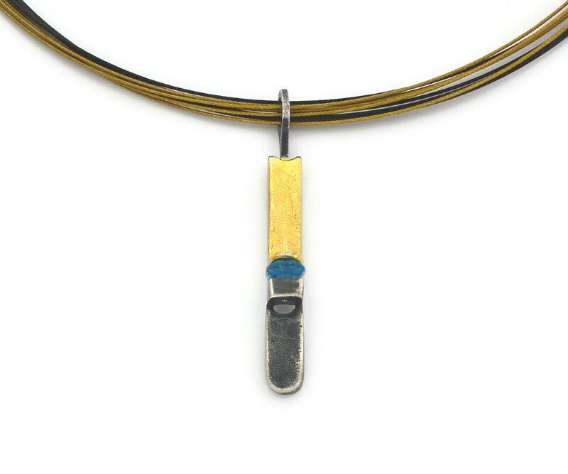 Anhänger aus vergoldetem, oxidiertem Silber mit schweizer Blau topaz