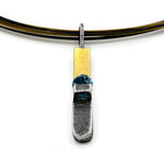 Anhänger aus vergoldetem, oxidiertem Silber mit schweizer Blau topaz