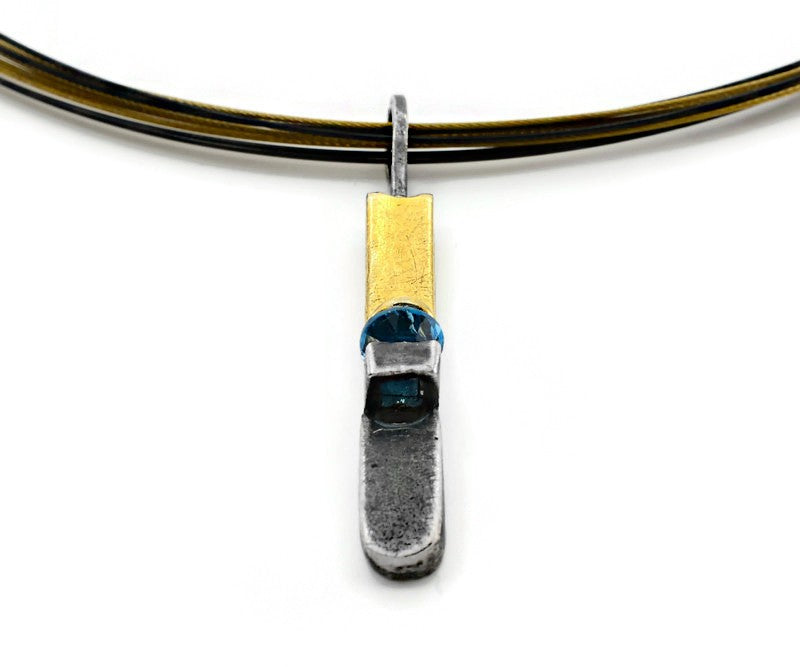 Anhänger aus vergoldetem, oxidiertem Silber mit schweizer Blau topaz