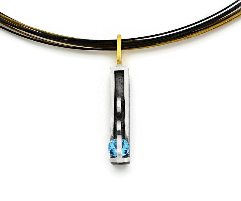 Anhänger aus vergoldetem, oxidiertem Silber mit schweizer Blau topaz