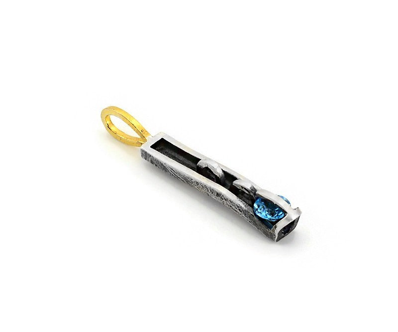 Anhänger aus vergoldetem, oxidiertem Silber mit schweizer Blau topaz