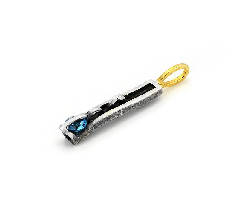 Anhänger aus vergoldetem, oxidiertem Silber mit schweizer Blau topaz
