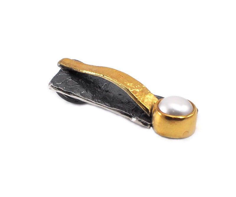 Anhänger aus vergoldetem, oxidiertem Silber mit Perle