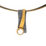Anhänger aus vergoldetem, oxidiertem Silber mit Perle