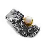 Anhänger aus vergoldetem, oxidiertem Silber mit Perle