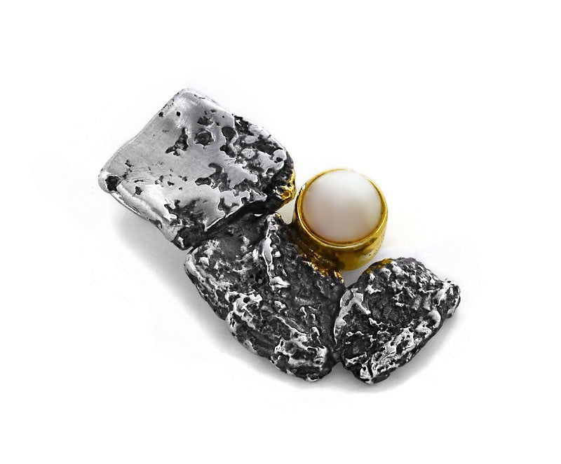 Anhänger aus vergoldetem, oxidiertem Silber mit Perle