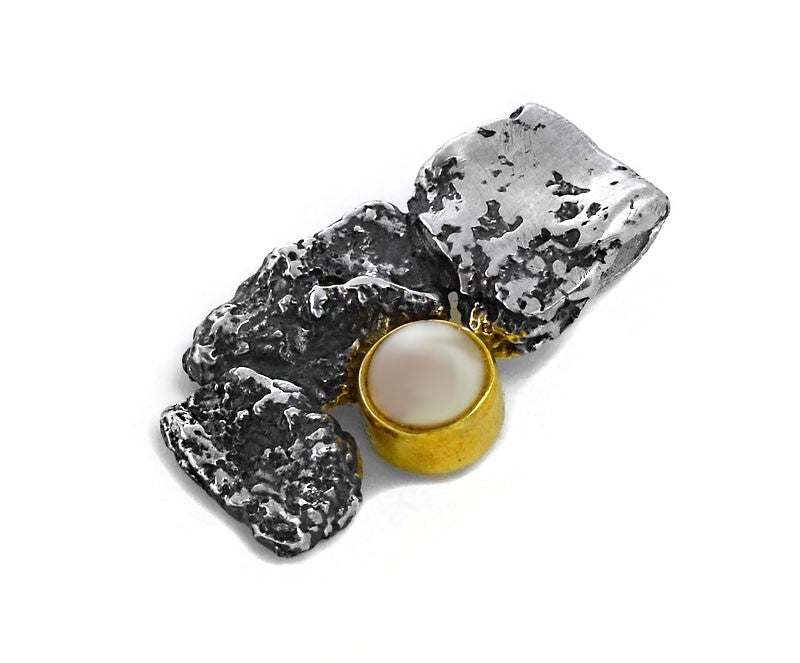 Anhänger aus vergoldetem, oxidiertem Silber mit Perle