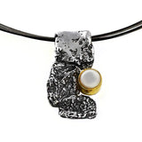 Anhänger aus vergoldetem, oxidiertem Silber mit Perle