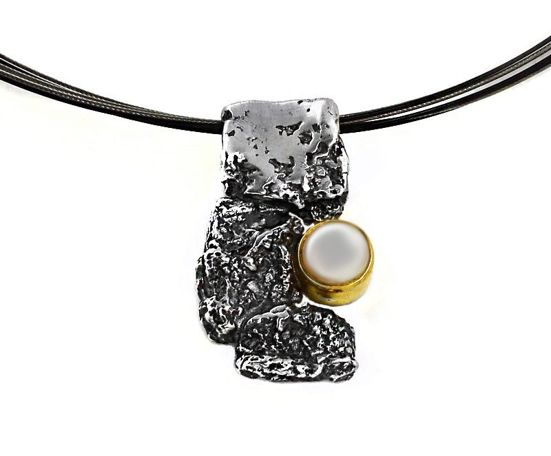 Anhänger aus vergoldetem, oxidiertem Silber mit Perle