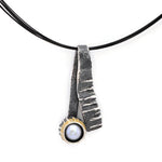 Anhänger aus vergoldetem, oxidiertem Silber mit Perle