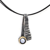 Anhänger aus vergoldetem, oxidiertem Silber mit Perle