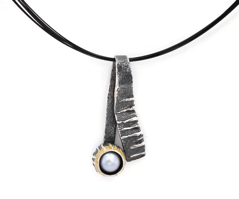 Anhänger aus vergoldetem, oxidiertem Silber mit Perle