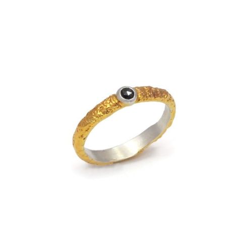 Ring aus Sterlingsilber in Gold mit schwarzem Diamanten