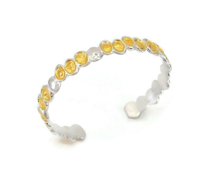 Silbernes Armband mit goldener Farbe