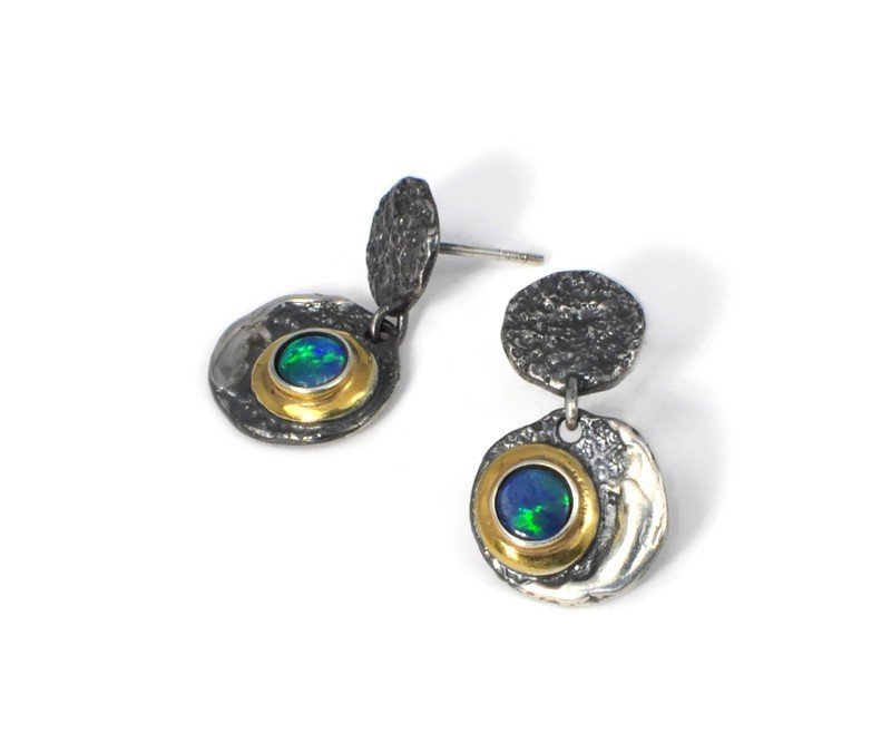 Vergoldete Ohrringe aus oxidiertem Silber mit Opal-Doublet-Steinen