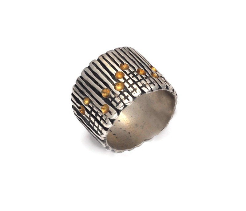 Ring aus oxidiertem Sterlingsilber und Gold