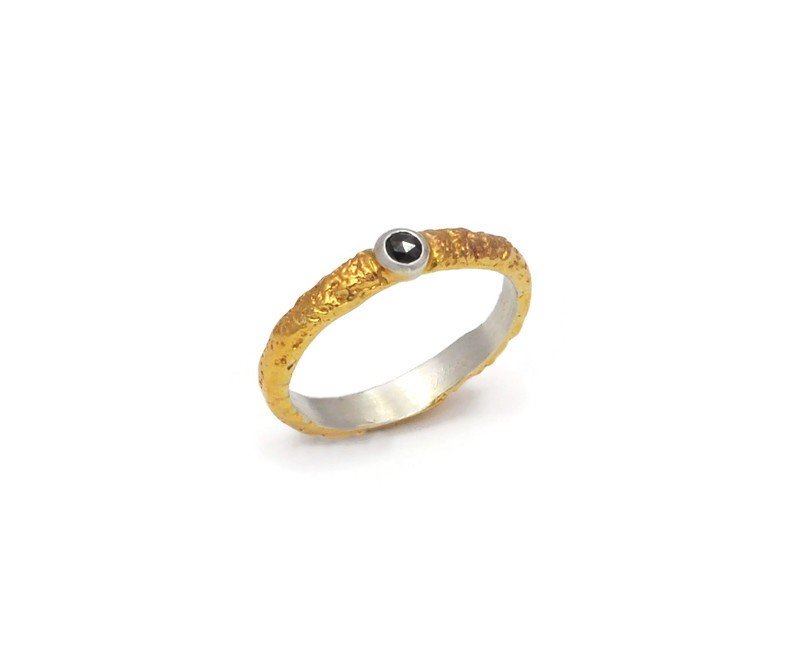 Ring aus Sterlingsilber in Gold mit schwarzem Diamanten