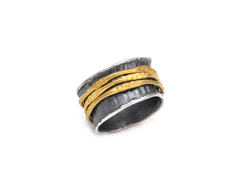 Ring aus oxidiertem Silber, verflochten mit Gold