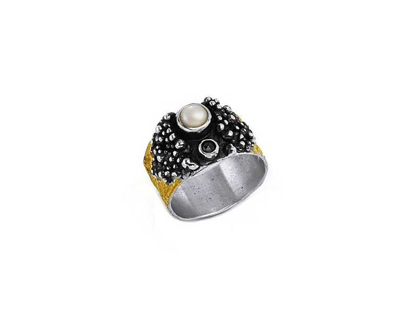 Ring aus vergoldetem, oxidiertem Silber mit Perle und schwarzem Diamanten