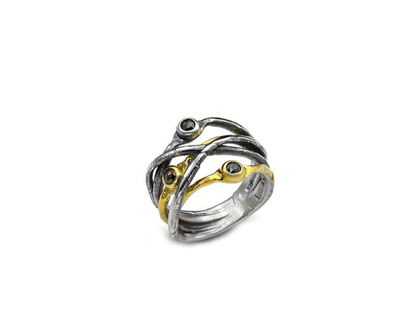 Ring aus vergoldetem Silber, verflochten und oxidiert mit schwarzen Diamanten