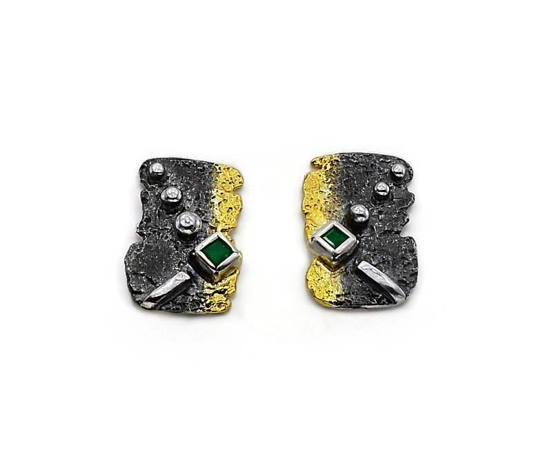 Ohrringe aus oxidiertem und vergoldetem Silber mit Smaragden