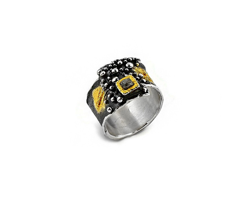 Ring aus vergoldetem, oxidiertem Silber mit Diamant