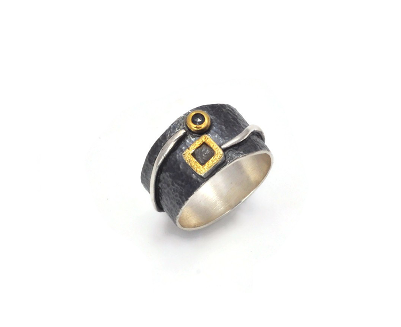 Ring aus vergoldetem, oxidiertem Silber mit Diamanten