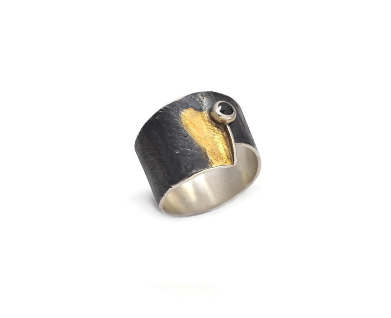 Ring aus vergoldetem, oxidiertem Silber mit schwarzem Diament